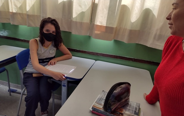 Julia é aluna da EE Maurício Murgel, em Belo Horizonte, onde conta com o acompanhamento de uma intérprete de libras. Foto: Arquivo da Escola